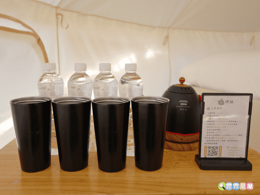 蟬說暖硫神殿帳內提供礦泉水、水杯與熱水壺
