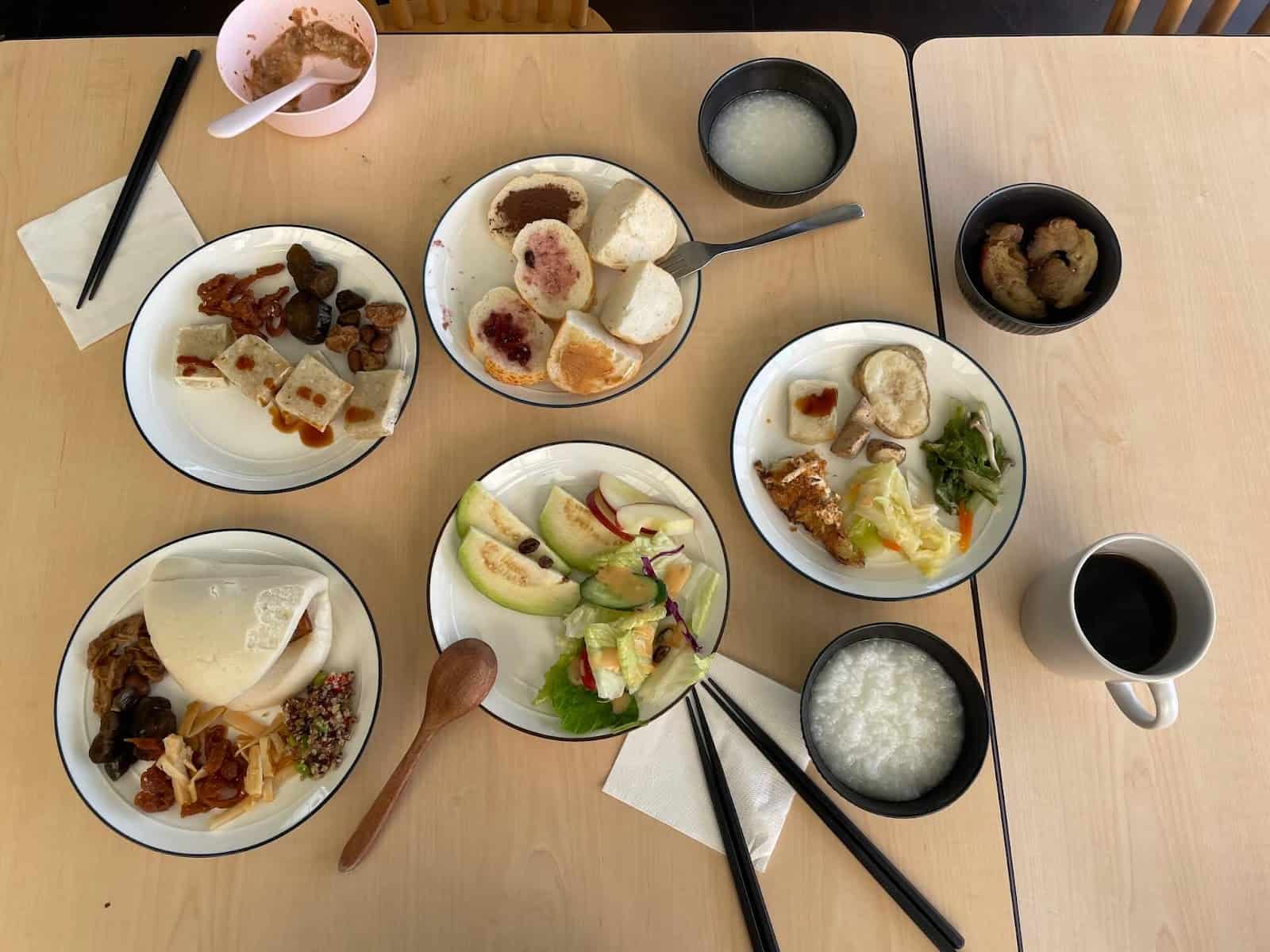 霧語的滿滿整桌的早餐