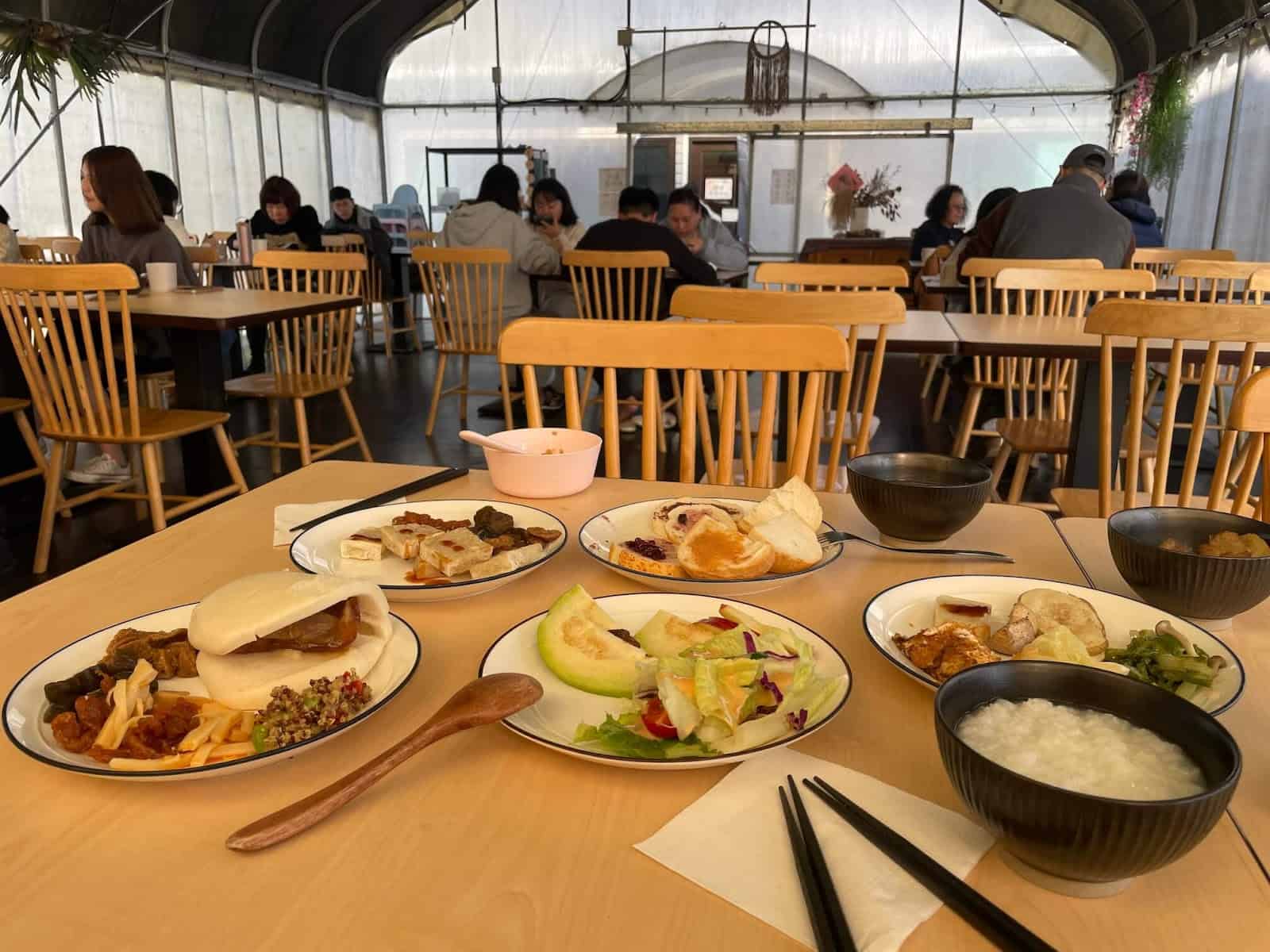 霧語的滿滿整桌的早餐