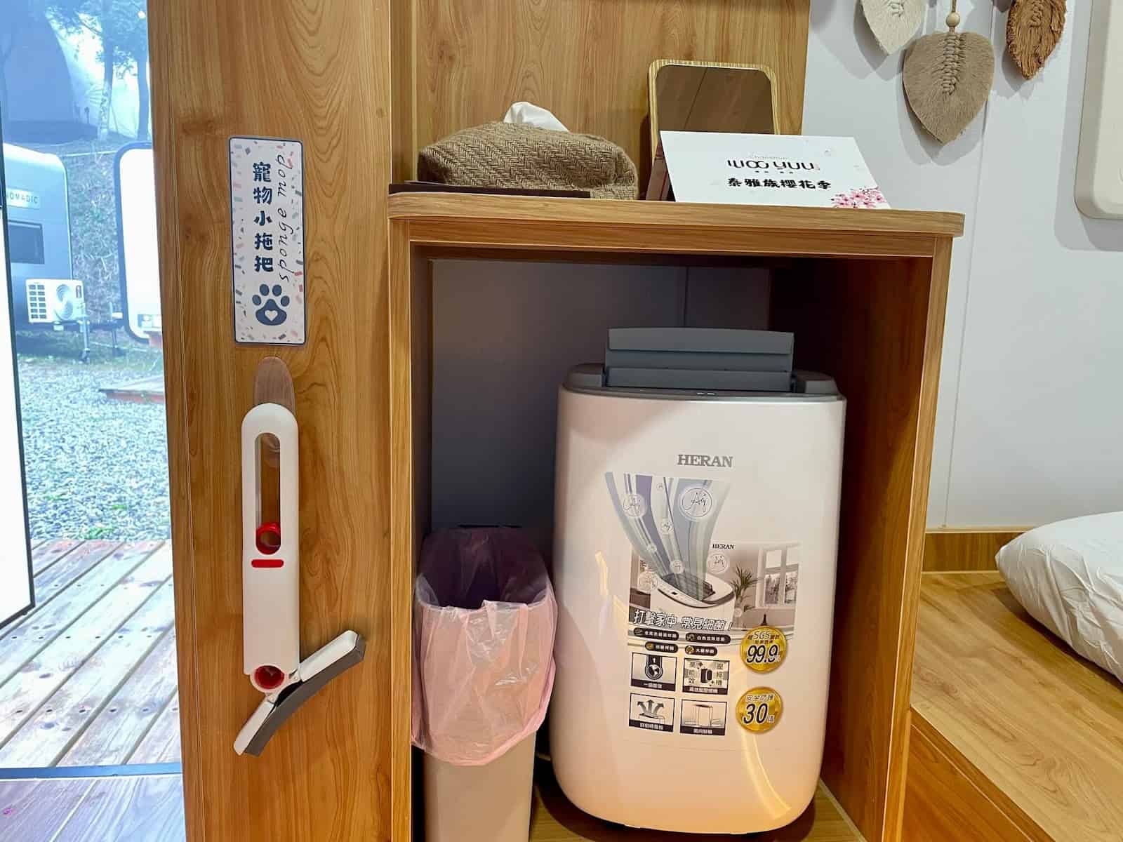 露營車內部提供寵物小拖把