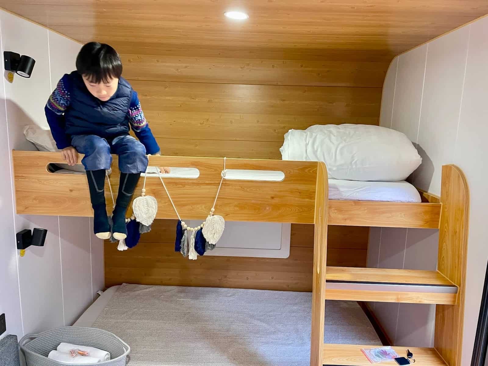 露營車內部上下舖