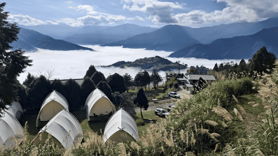 新竹親子露營區推薦：蟬說霧語。雲海環繞與白色帆船帳篷。
