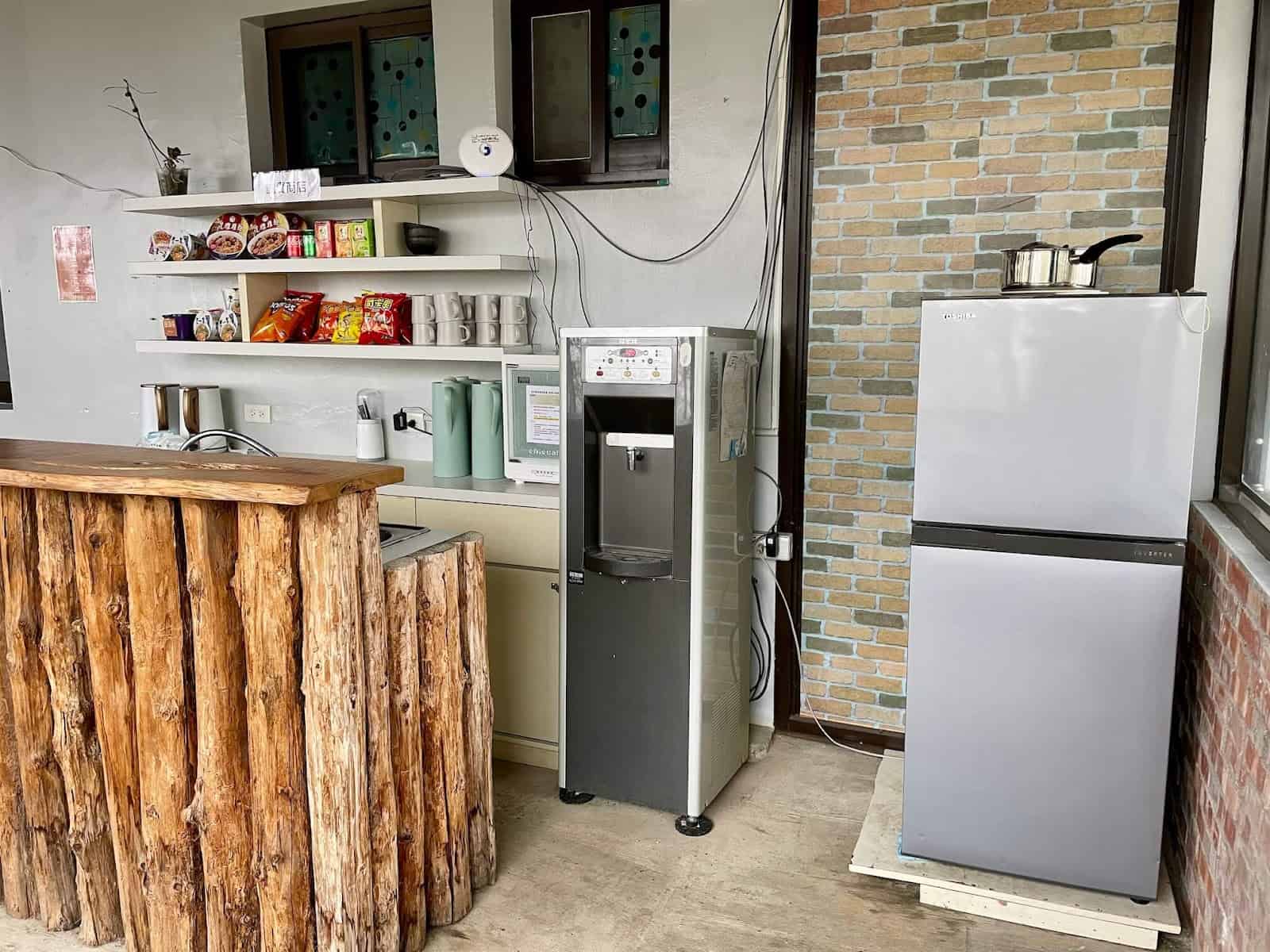 冰箱、飲水機與紫外線消毒烘乾機