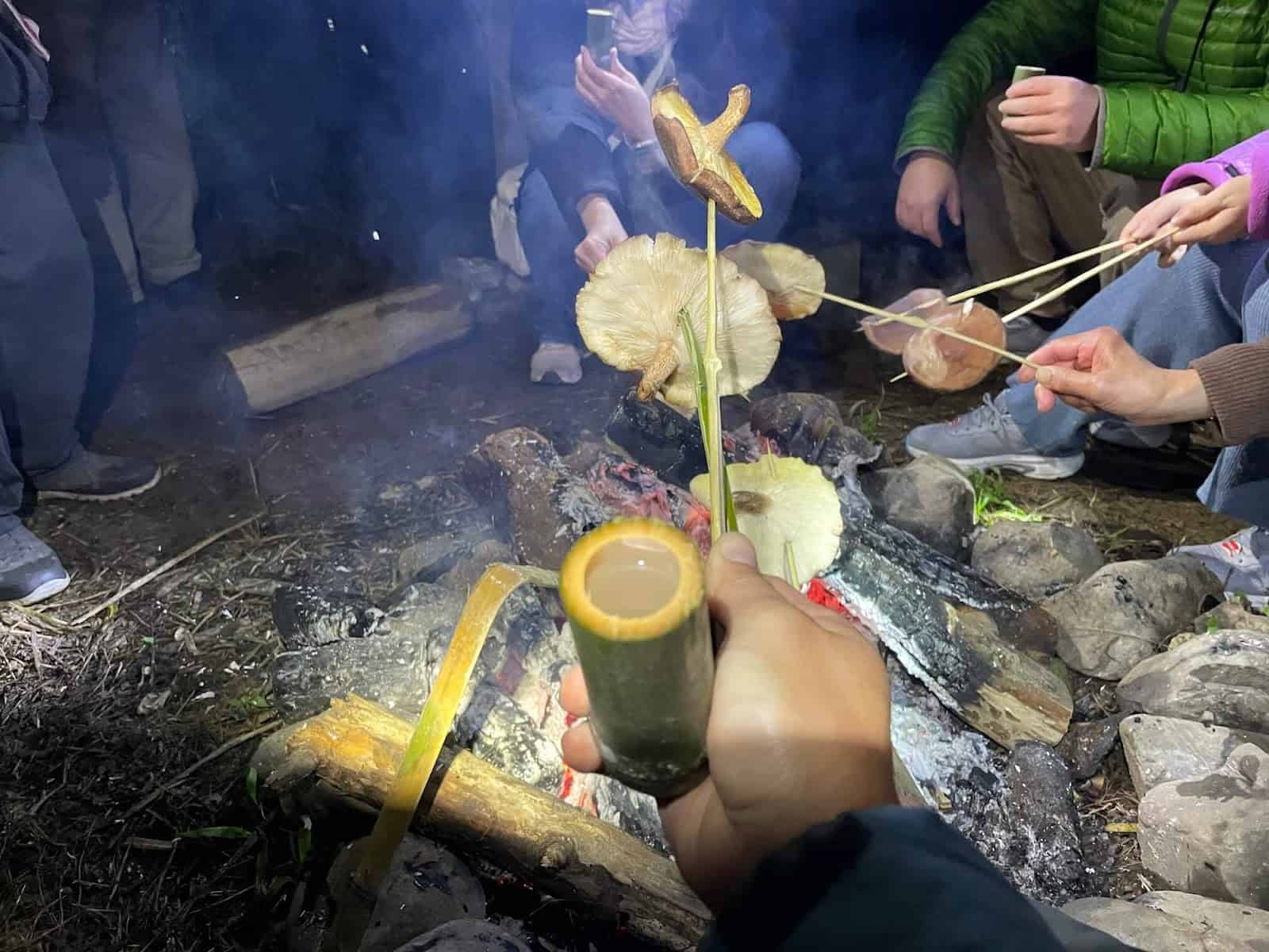 烤段木香菇、用竹筒杯喝小米酒