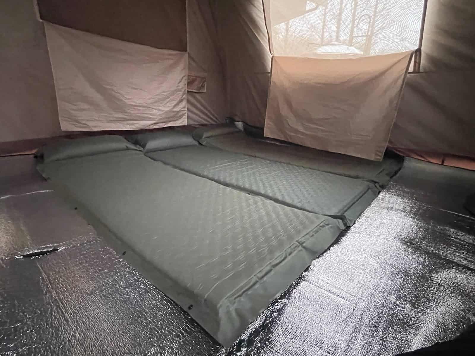Naturehike帳篷內部與三個單人充氣睡墊