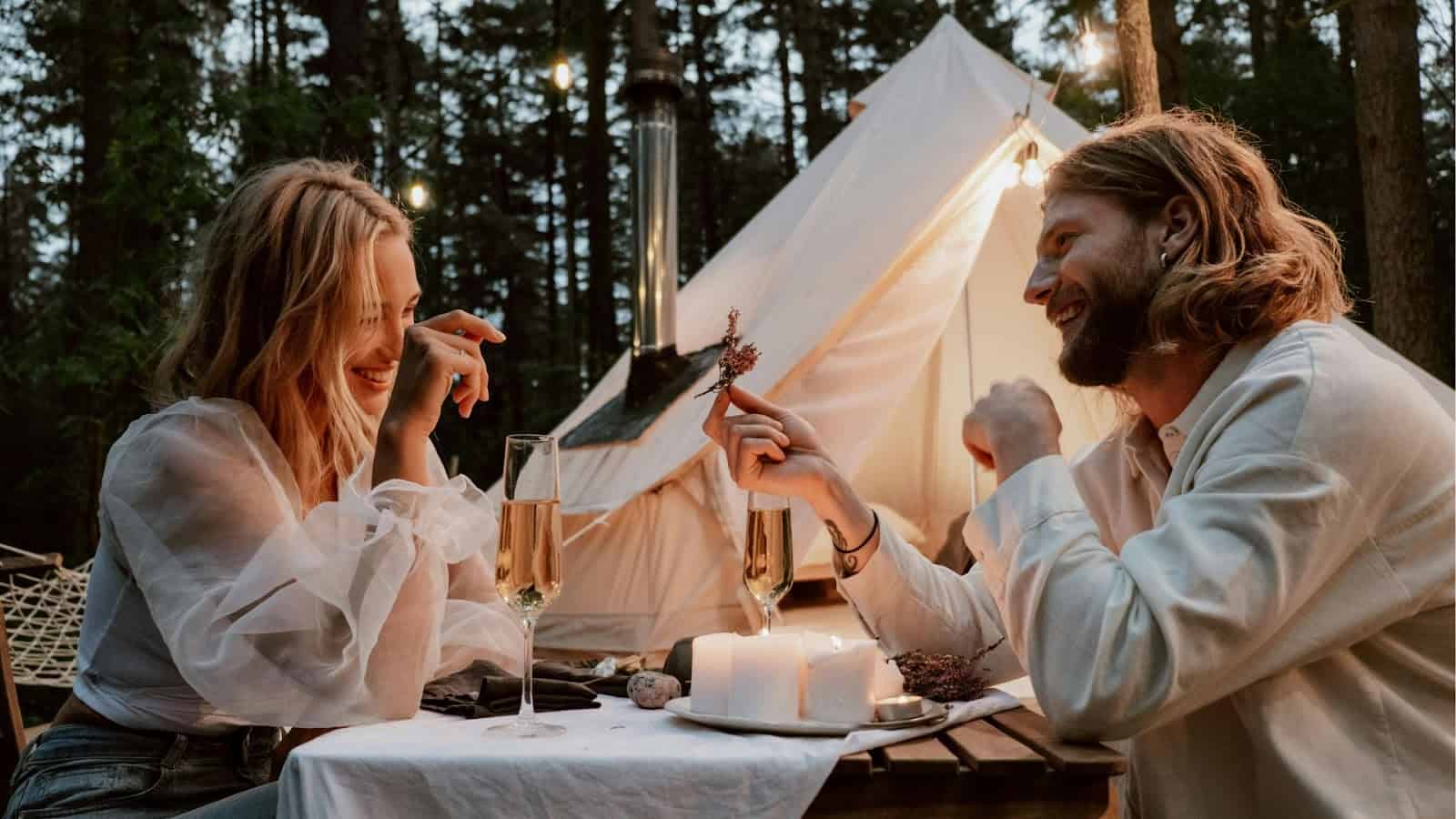 露營求婚:求婚成功率 200% 的地點在這裡! 1 情侶在glamping 露營帳篷前求婚