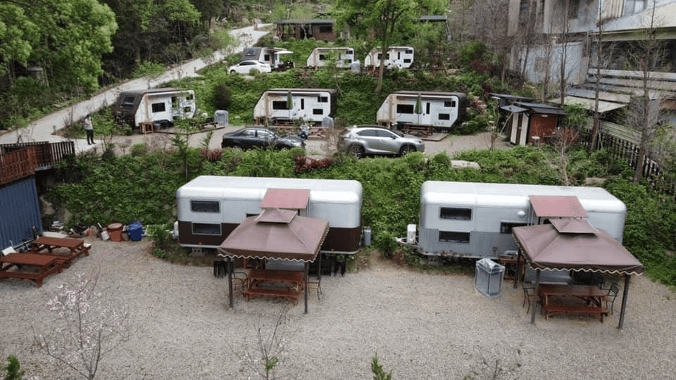 提供三種大小尺寸不同的露營車的住宿選擇