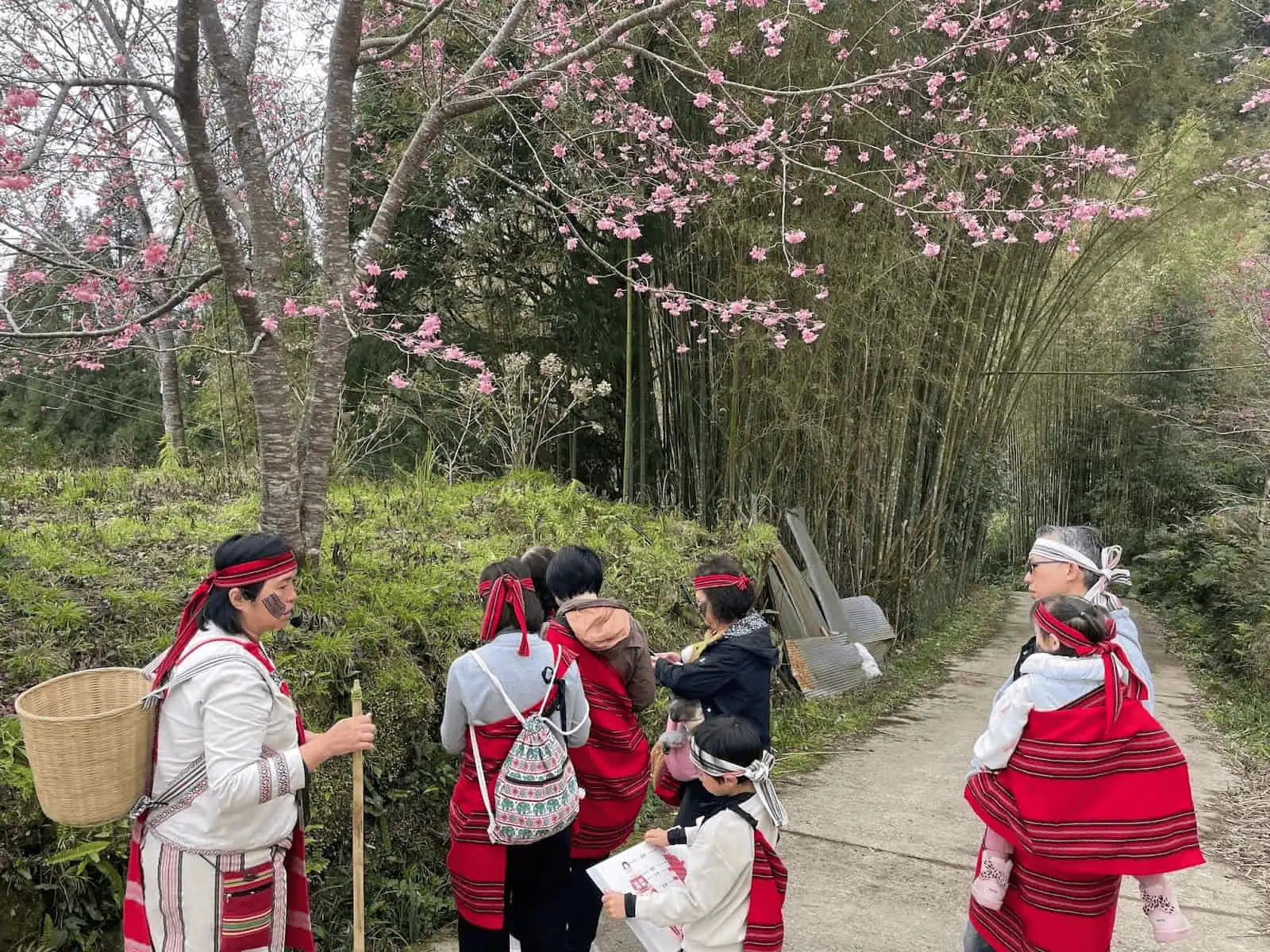 穿泰雅族服裝，進行部落體驗