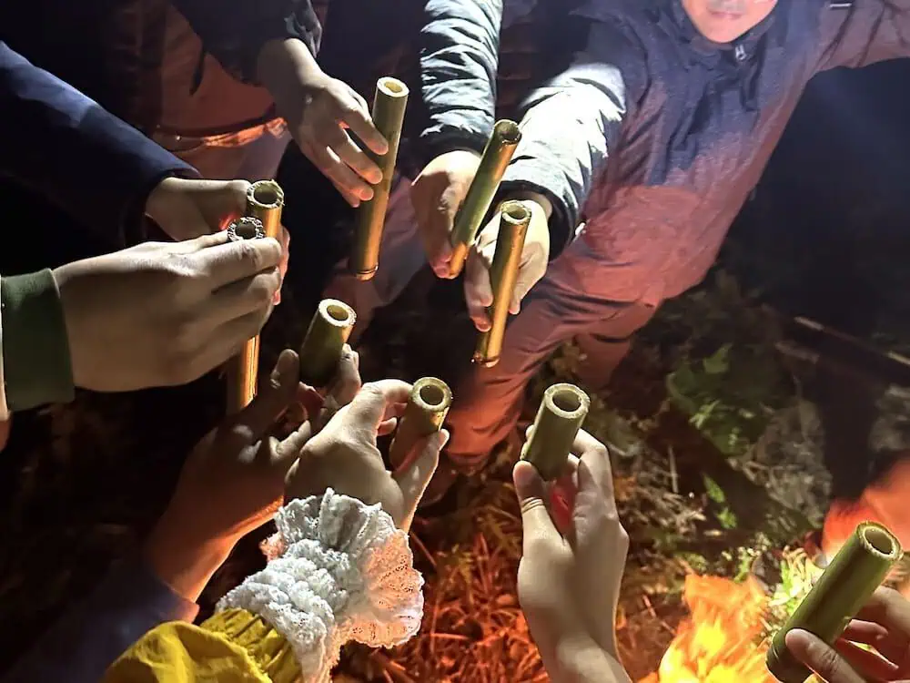 蟬說露營區的夜間活動－在營火旁用竹筒喝小米酒