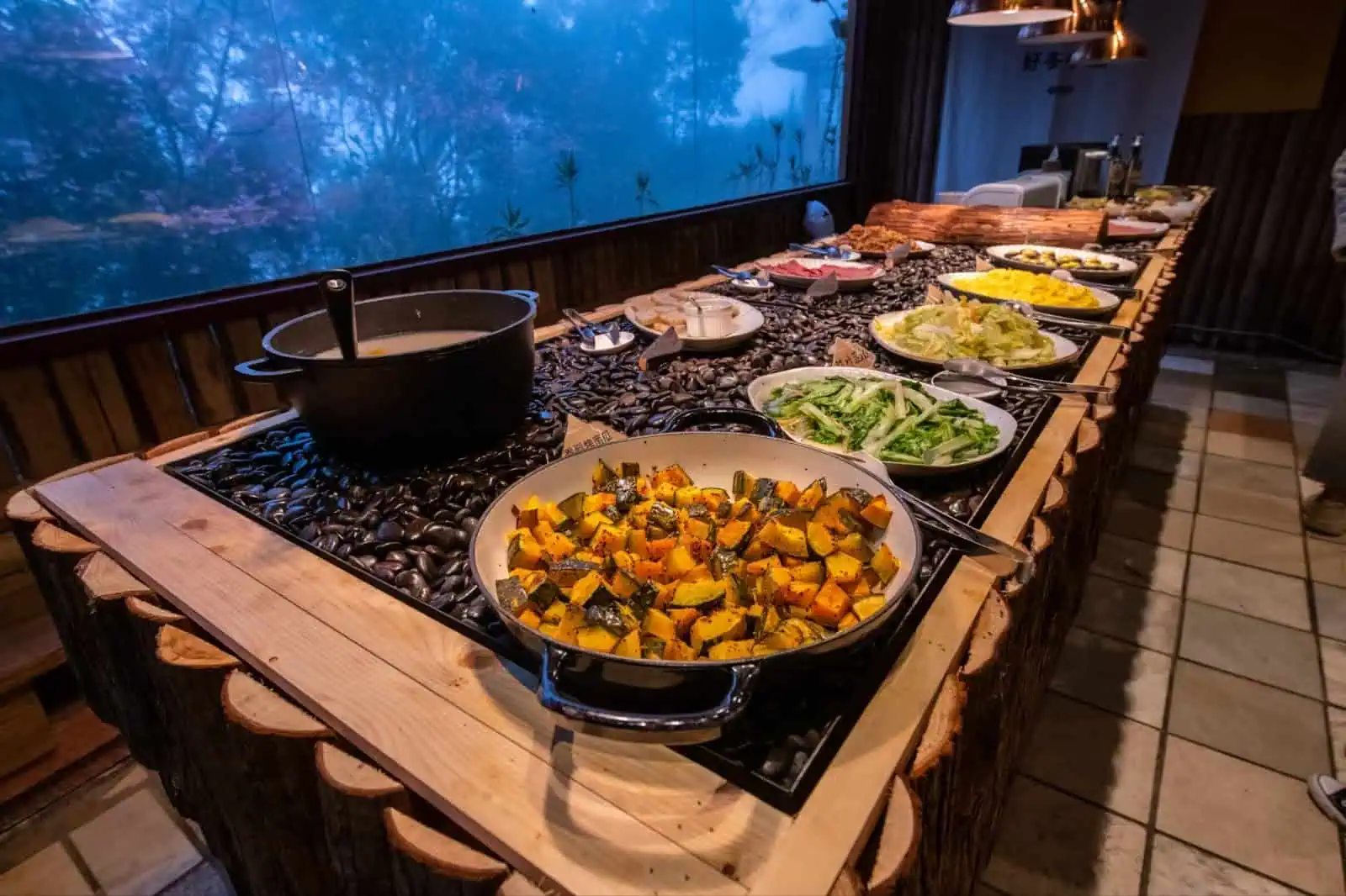 一泊二食－晚餐是原住民創意料理用各種在地食材入菜
