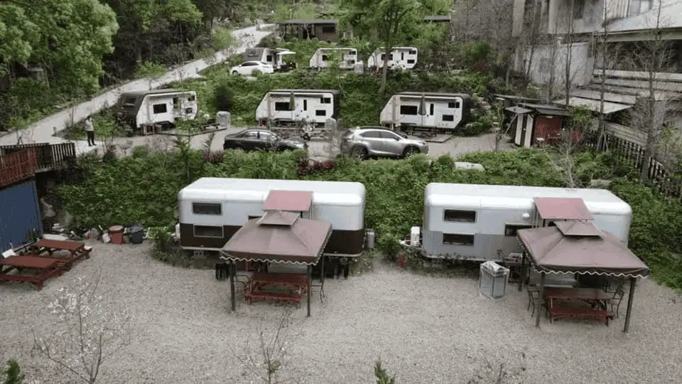 提供三種大小尺寸不同的露營車的住宿選擇 圖片來源：拾階莊園