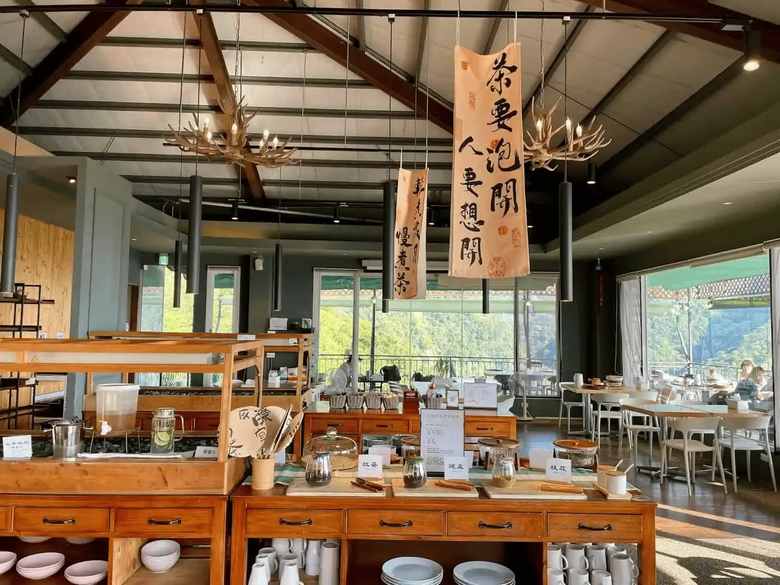 台中戶外婚禮場地推薦-山中靜靜，廣大餐廳可作為雨天備案