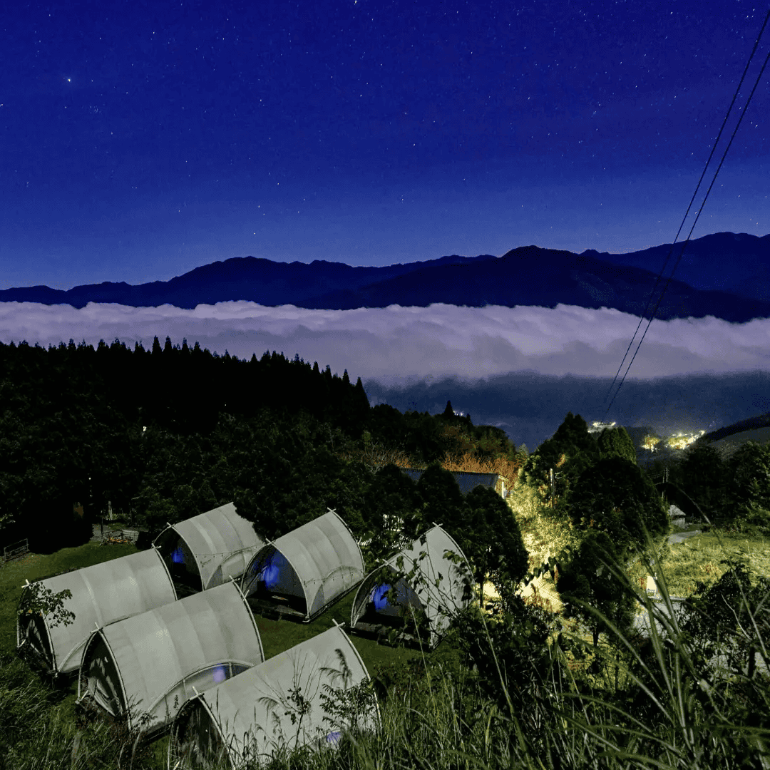 蟬說霧語露營區的夜間雲海與滿天星空景色