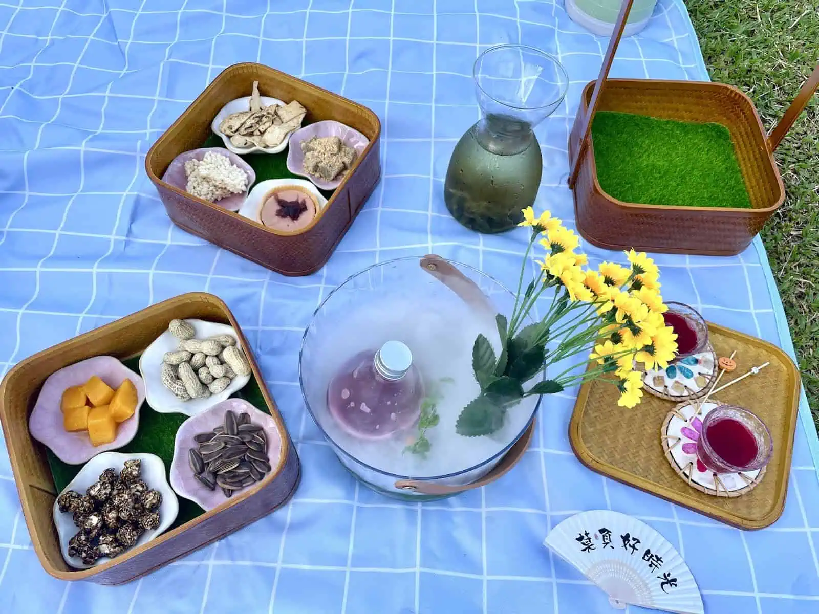野餐冰茶的全景照片