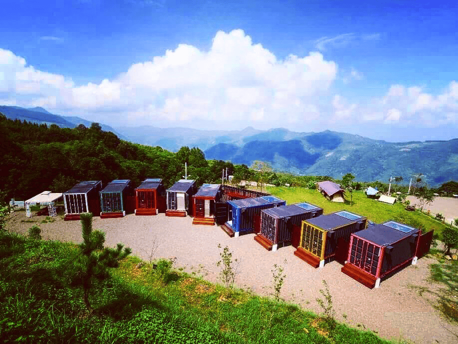 樂奔露營區的貨櫃屋湯屋與自搭帳營位