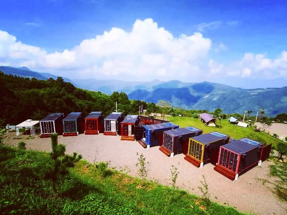 樂奔露營區的貨櫃屋湯屋與自搭帳營位