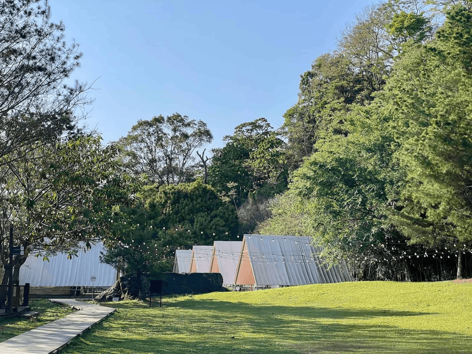 【台中戶外婚禮場地】草地美式婚禮派對+包場露營,一站搞定! 5 台中戶外婚禮場地推薦-山中靜靜,千坪草地區與賓客住宿帳篷區