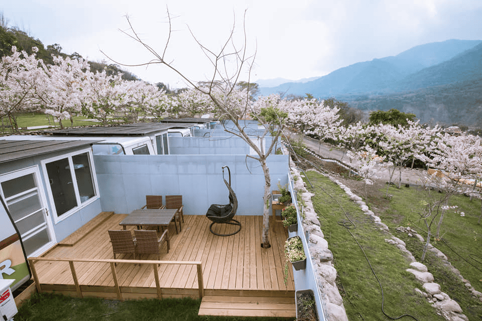 遠山望月溫泉風呂露營區的湯屋Villa與花旗木盛開
