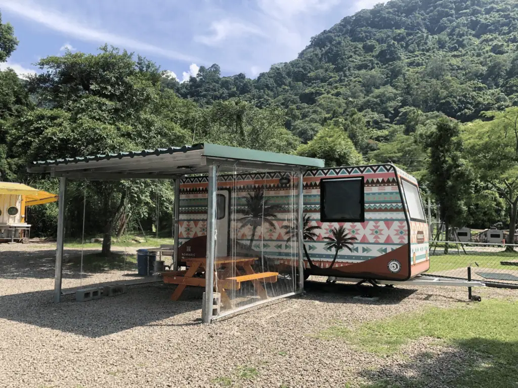 威尼斯溫泉露營地的彩繪露營車