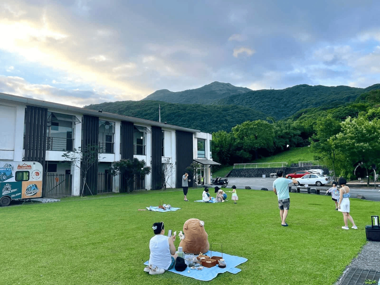 台北野餐地點-蟬說暖硫在草地上野餐，看陽明山景