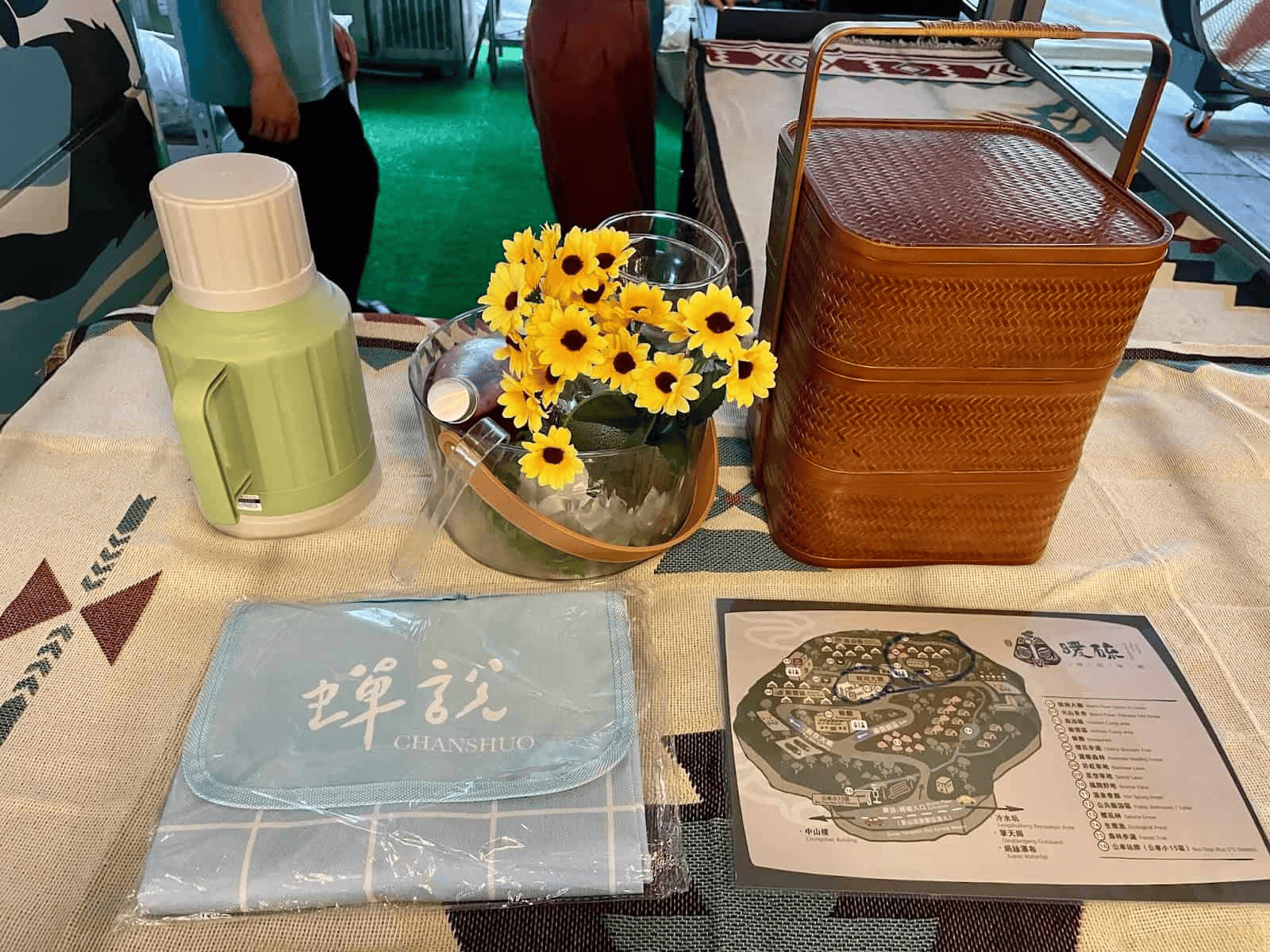台北野餐地點-蟬說暖硫野餐冰茶與野餐墊