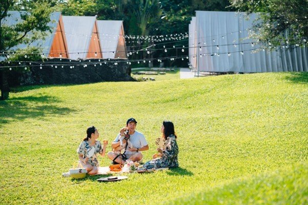 山中靜靜野餐冰茶