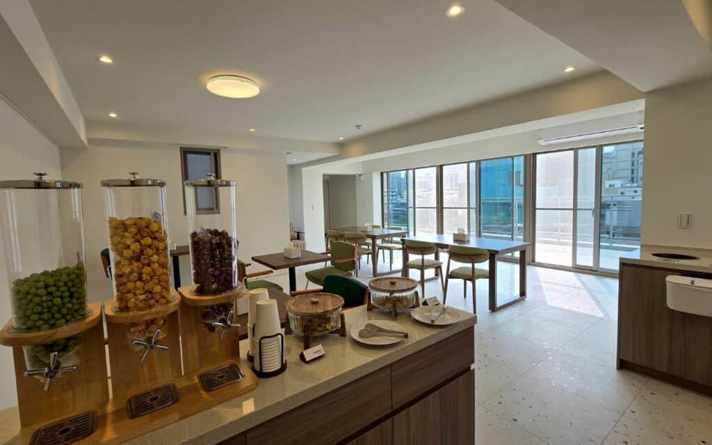 2026 台中新開幕飯店推薦|旭樹・寓所 Hotel Arbol,蟬說首家城市設計旅館完整介紹 6 七樓公共區域提供咖啡、氣泡水、爆米花和麻糬等迎賓小點